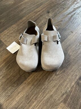 Birkenstock Suede Buckle Clog - Light Beige